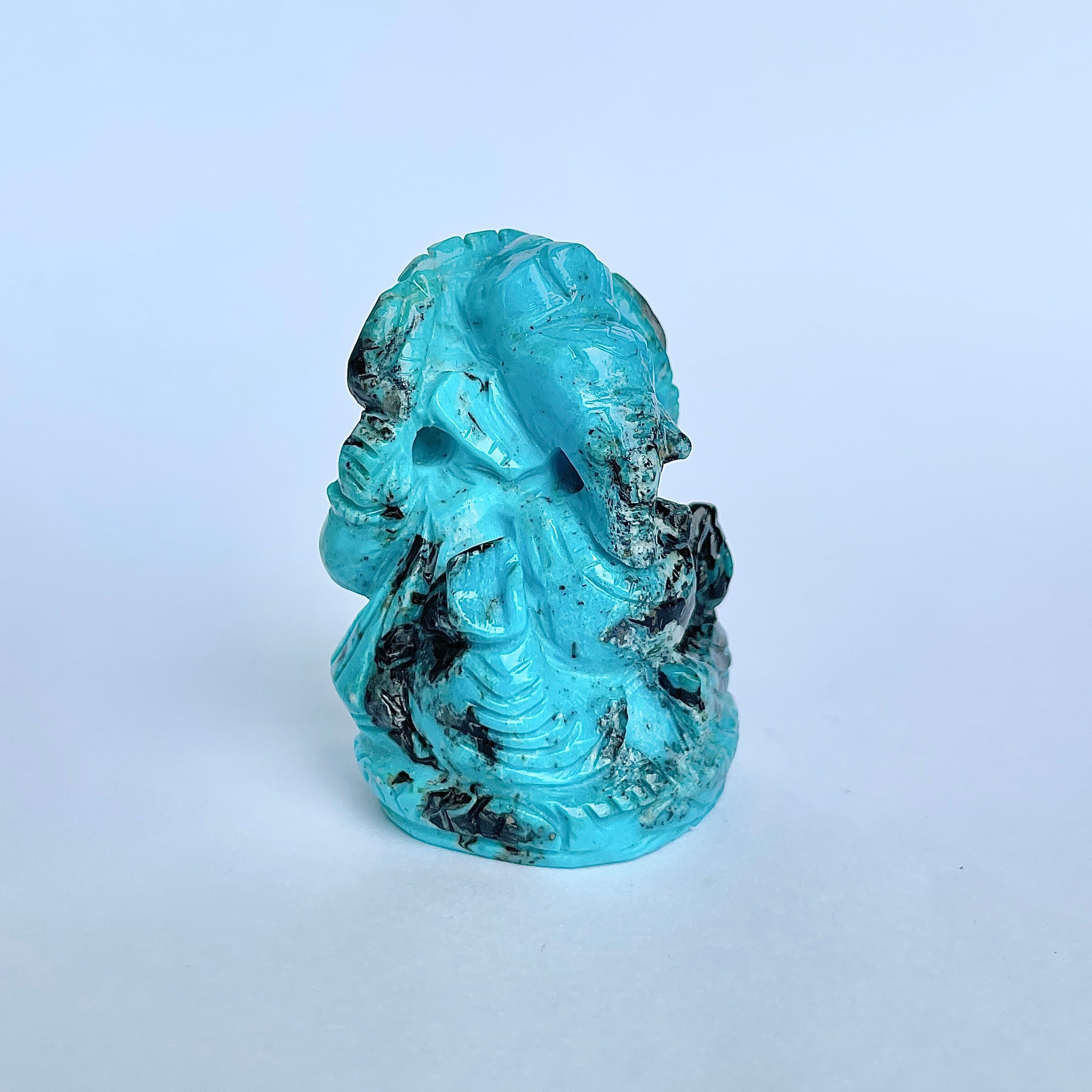 พระพิฆเนศทรงเครื่องสีฟ้าเทอร์ควอยซ์ น้ำหนัก 450 กะรัต สูง 5.4 ซม.(TRQ-MRT-4.)