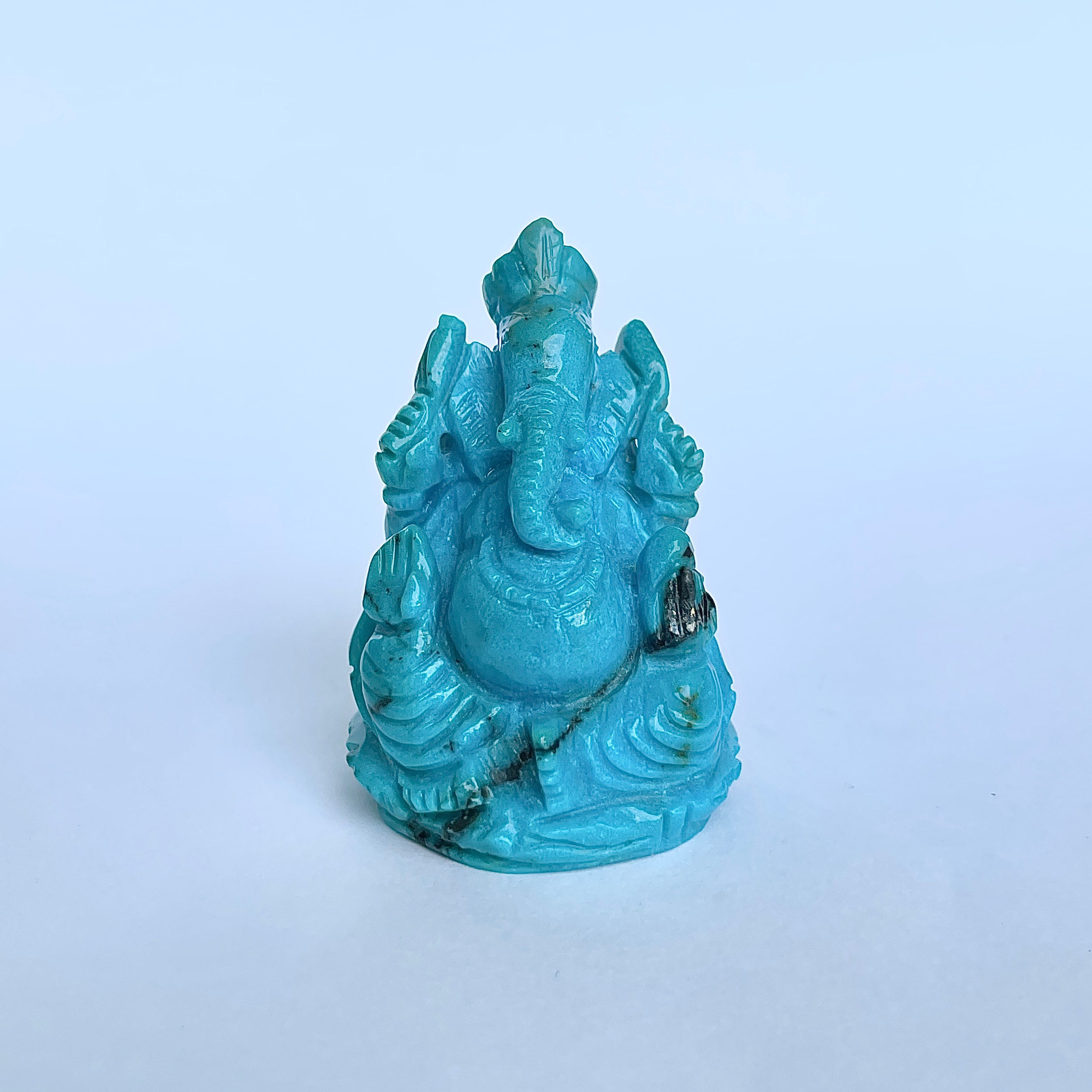พระพิฆเนศทรงเครื่องสีฟ้าเทอร์ควอยซ์ น้ำหนัก 350 กะรัต ส่วนสูง 5.1 ซม.(TRQ-MRT-5.)