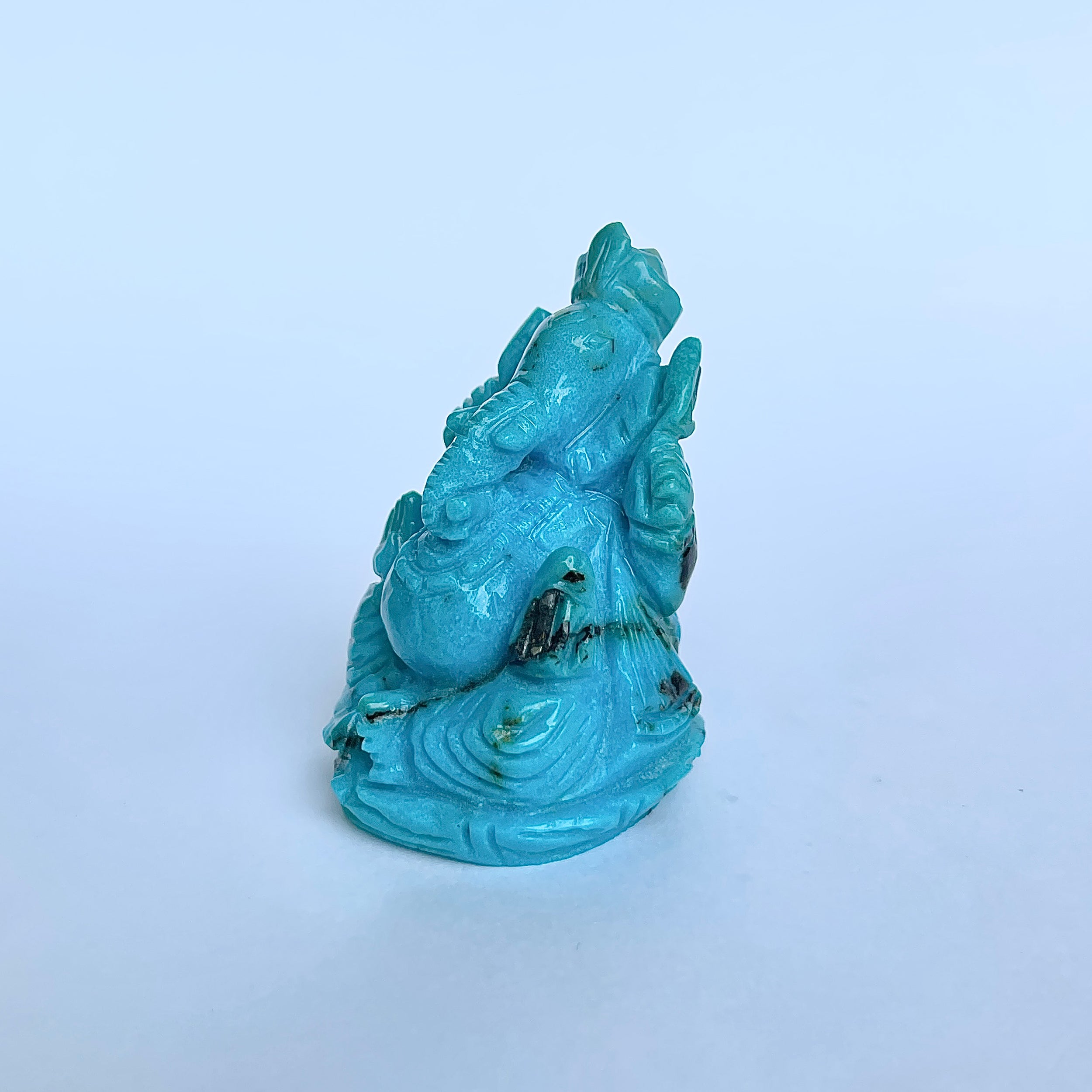 พระพิฆเนศทรงเครื่องสีฟ้าเทอร์ควอยซ์ น้ำหนัก 350 กะรัต ส่วนสูง 5.1 ซม.(TRQ-MRT-5.)