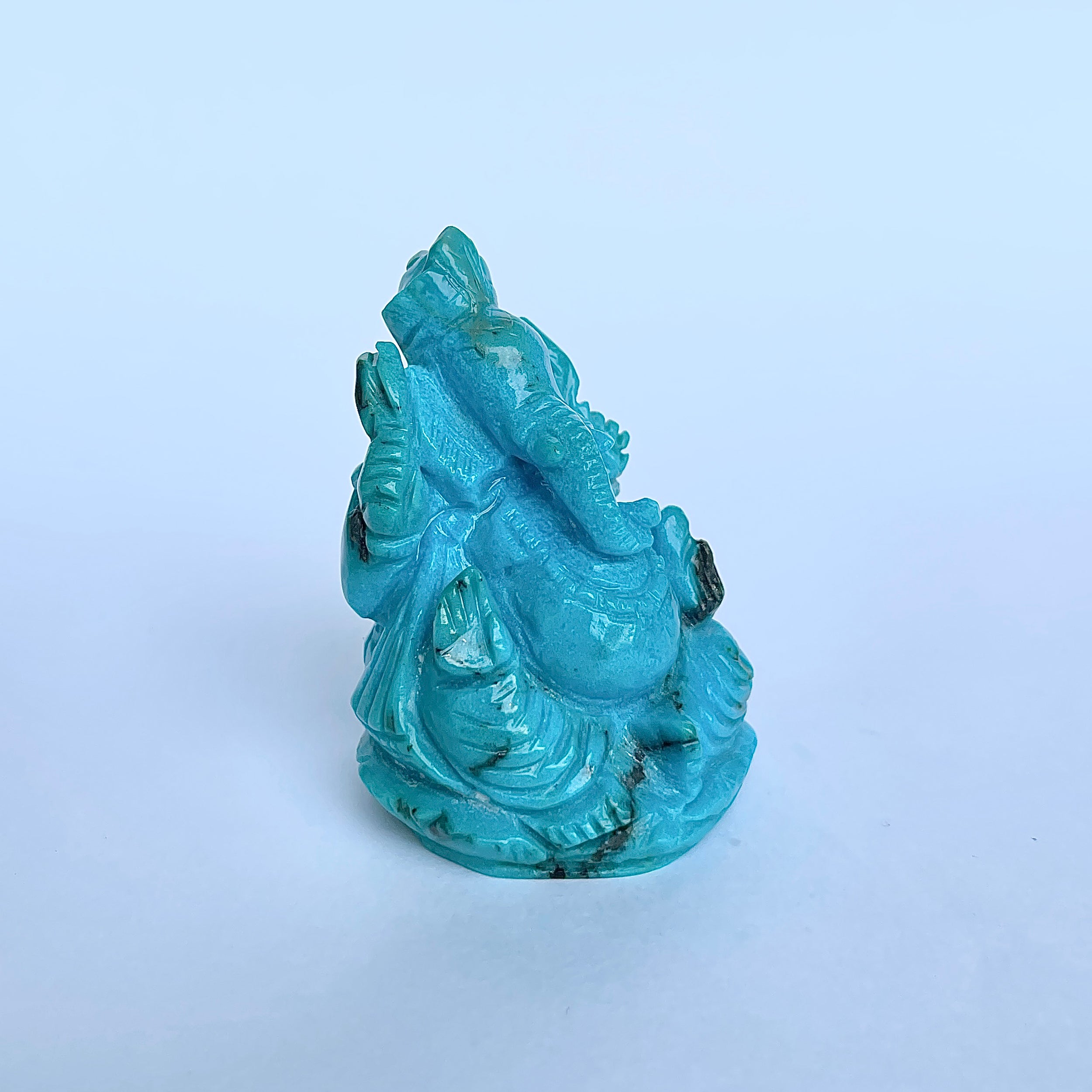 พระพิฆเนศทรงเครื่องสีฟ้าเทอร์ควอยซ์ น้ำหนัก 350 กะรัต ส่วนสูง 5.1 ซม.(TRQ-MRT-5.)