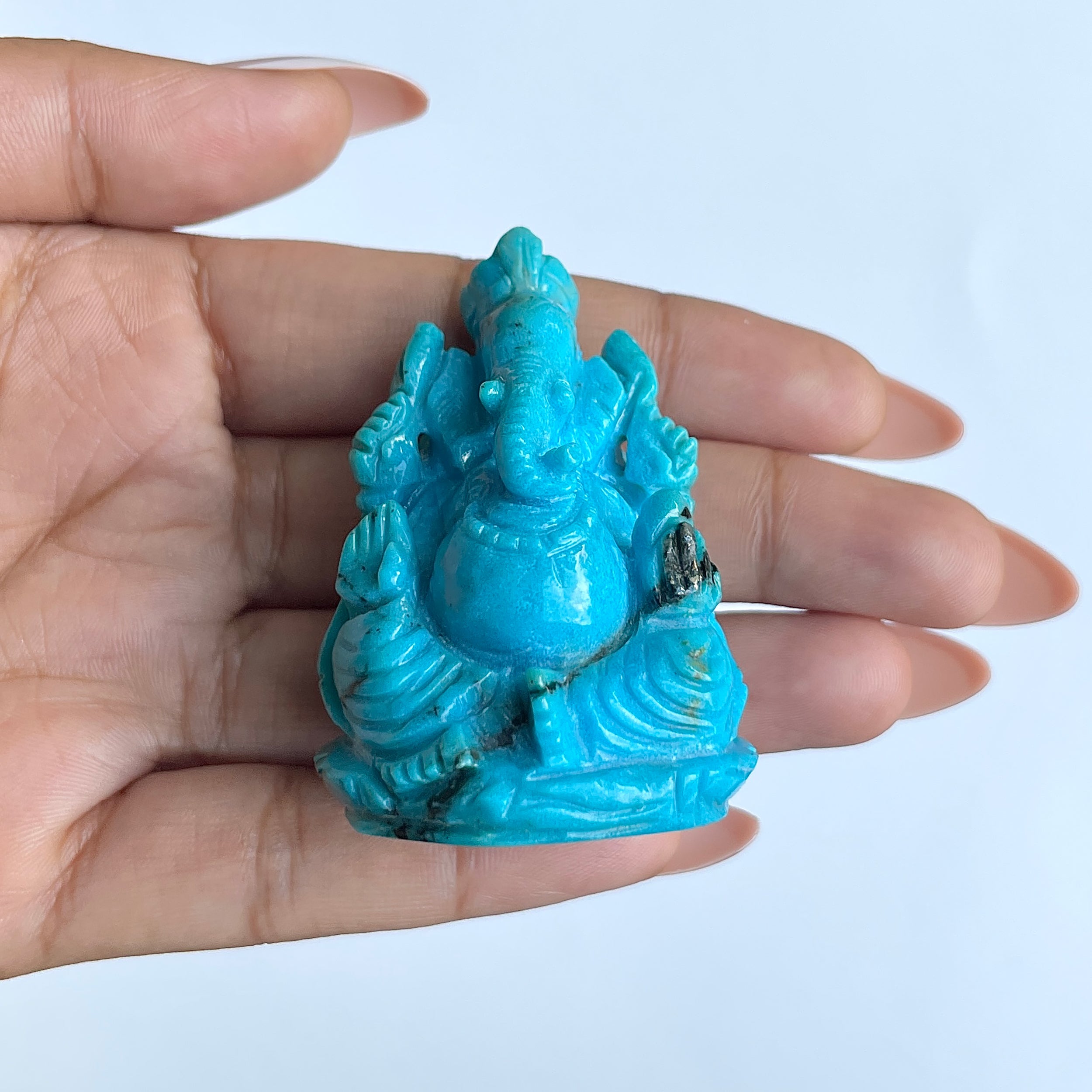 พระพิฆเนศทรงเครื่องสีฟ้าเทอร์ควอยซ์ น้ำหนัก 350 กะรัต ส่วนสูง 5.1 ซม.(TRQ-MRT-5.)