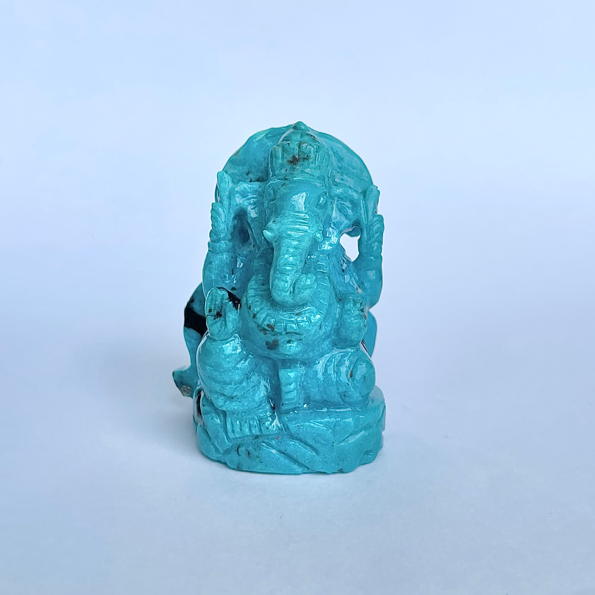 พระพิฆเนศทรงเครื่องสีฟ้าเทอร์ควอยซ์ น้ำหนัก 450 กะรัต ส่วนสูง 5.7 ซม.(TRQ-MRT-6.)