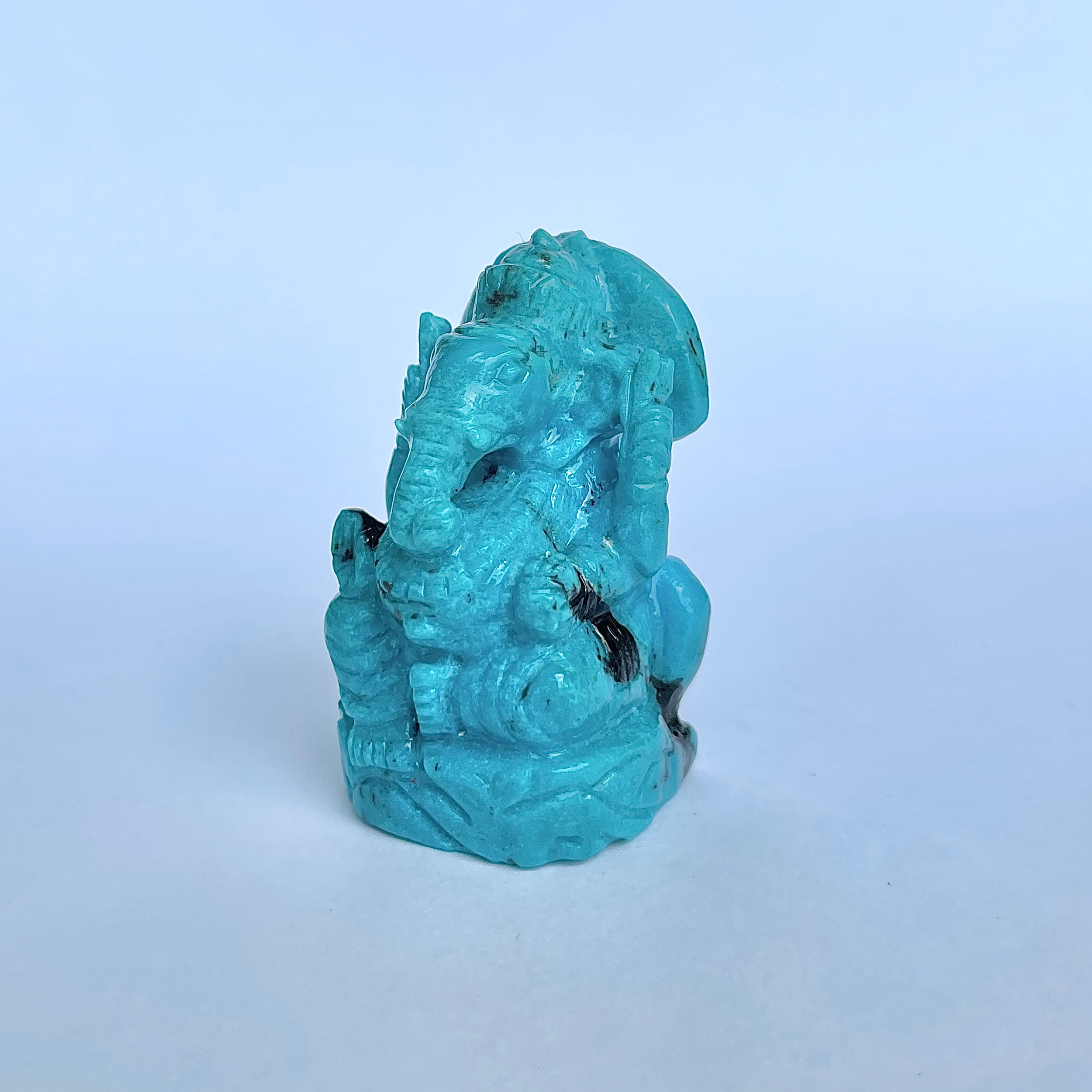 พระพิฆเนศทรงเครื่องสีฟ้าเทอร์ควอยซ์ น้ำหนัก 450 กะรัต ส่วนสูง 5.7 ซม.(TRQ-MRT-6.)