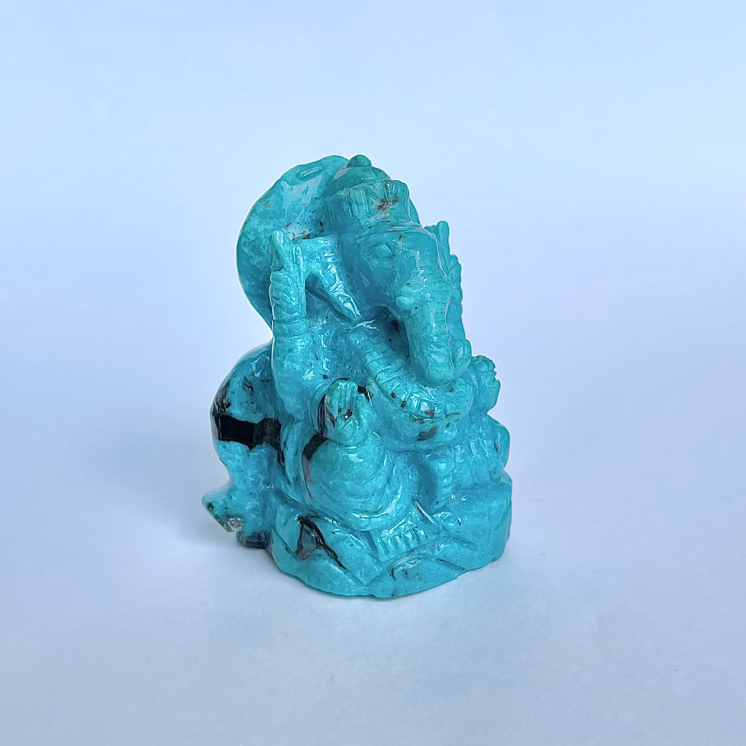 พระพิฆเนศทรงเครื่องสีฟ้าเทอร์ควอยซ์ น้ำหนัก 450 กะรัต ส่วนสูง 5.7 ซม.(TRQ-MRT-6.)