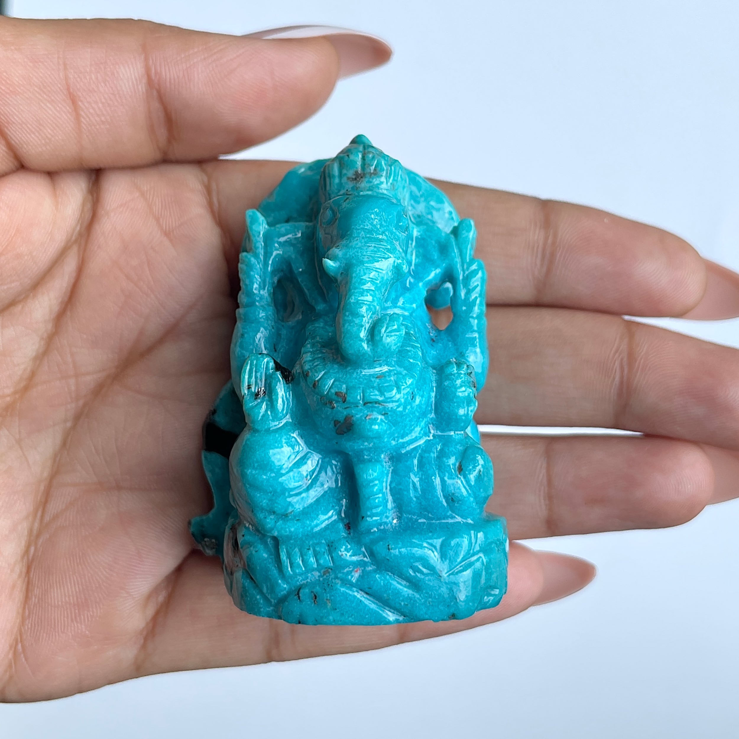 พระพิฆเนศทรงเครื่องสีฟ้าเทอร์ควอยซ์ น้ำหนัก 450 กะรัต ส่วนสูง 5.7 ซม.(TRQ-MRT-6.)